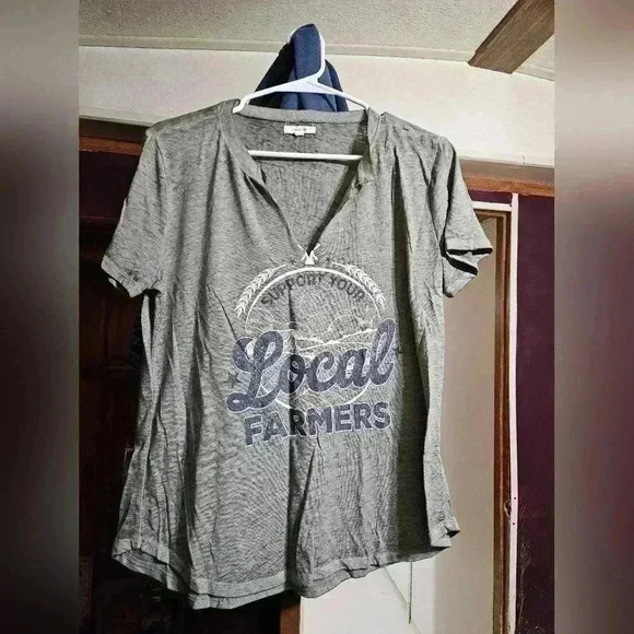 Gray v-neck short sleeve tee! - Picture 1 of 2